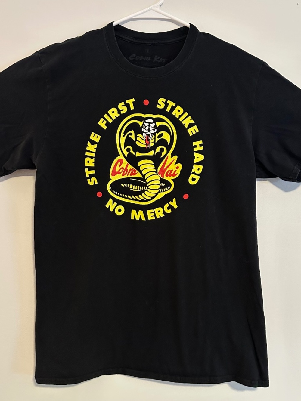 Cobra Kai TV Show Logo Graphic Print T-Shirt Large Black Y2K Short Sleeve
